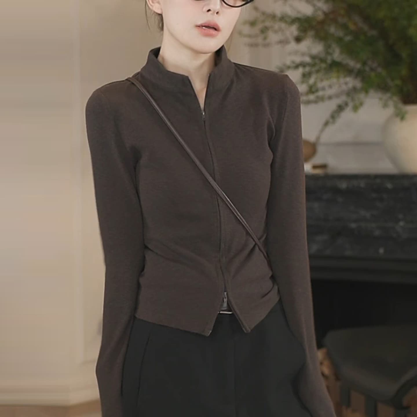 가을 의상 고급 센스 패션 캐주얼 브라운 지퍼 후드티 오픈 가디건 몸매 가꾸기 슬림해 보이는 품격 트렌드 긴팔 맨위 상세 이미지 4