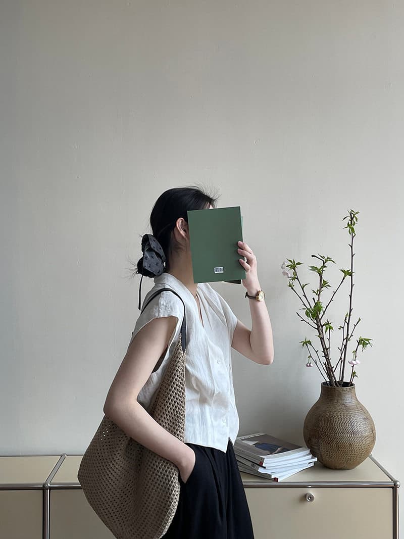 여름 드레스 새로운 디자인 섹션 V넥 플리츠 작은 날다 소매 맨위 여성 고급 센스 어깨 민소매 셔츠 상세 이미지 3