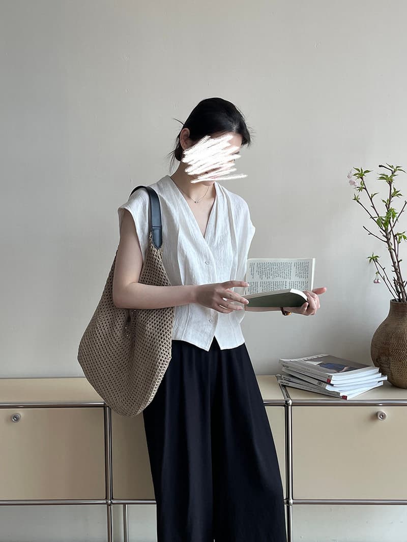 여름 드레스 새로운 디자인 섹션 V넥 플리츠 작은 날다 소매 맨위 여성 고급 센스 어깨 민소매 셔츠 상세 이미지 6