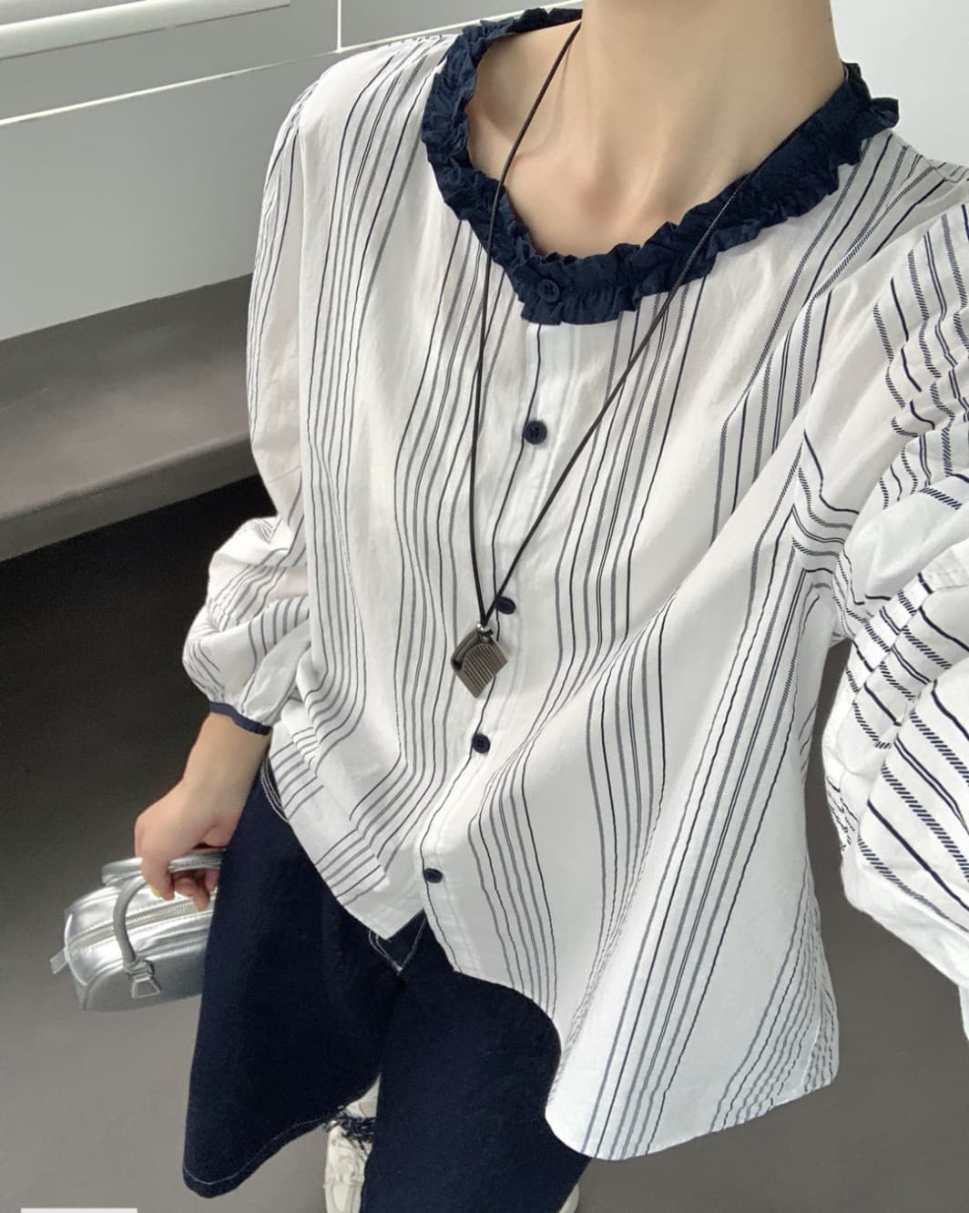 가을 의상 새로운 라운드 넥 스트라이프 면 린넨 여성 셔츠 한 부서 루즈핏 프릴 디자인 센스 맨위 트렌디 섹션 셔츠 상세 이미지 2
