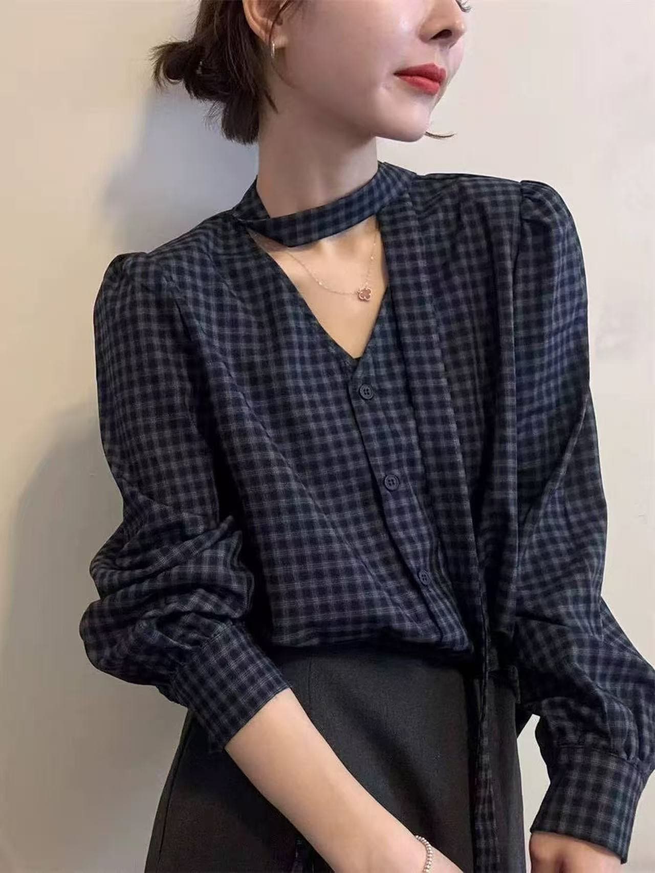 가을 의상 새로운 레트로 리본 V넥 체크무늬 여성 셔츠 유럽 역 유럽 상품 여성 의류 디자인 센스 맨위 트렌디 이미지 4