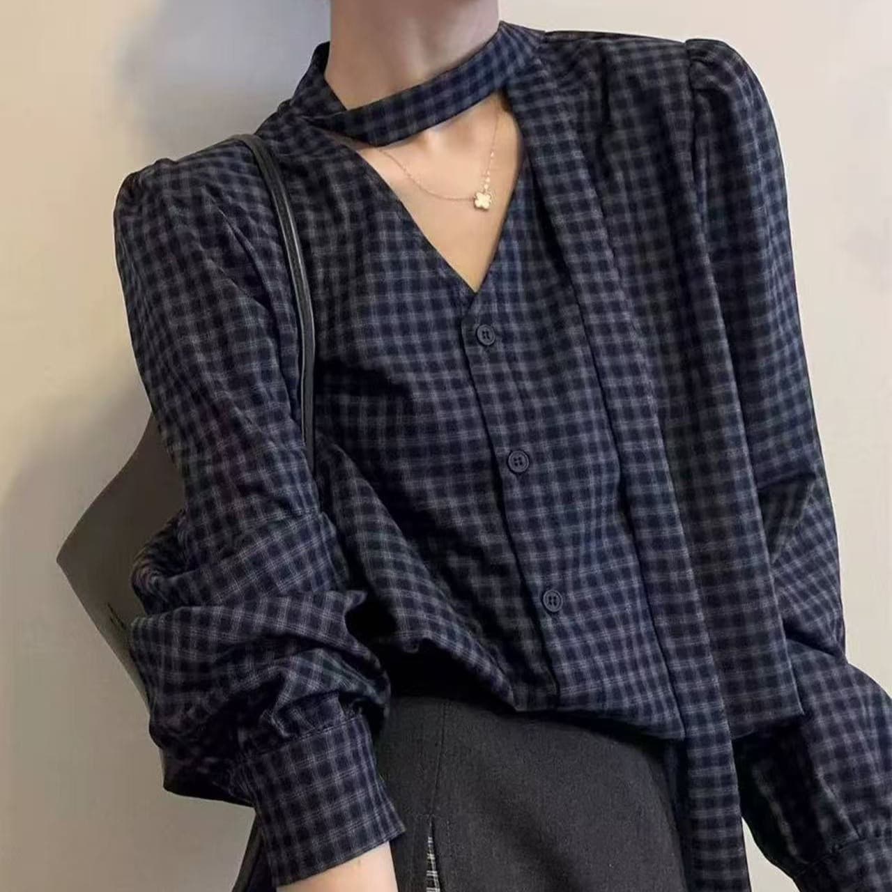 가을 의상 새로운 레트로 리본 V넥 체크무늬 여성 셔츠 유럽 역 유럽 상품 여성 의류 디자인 센스 맨위 트렌디 이미지 5