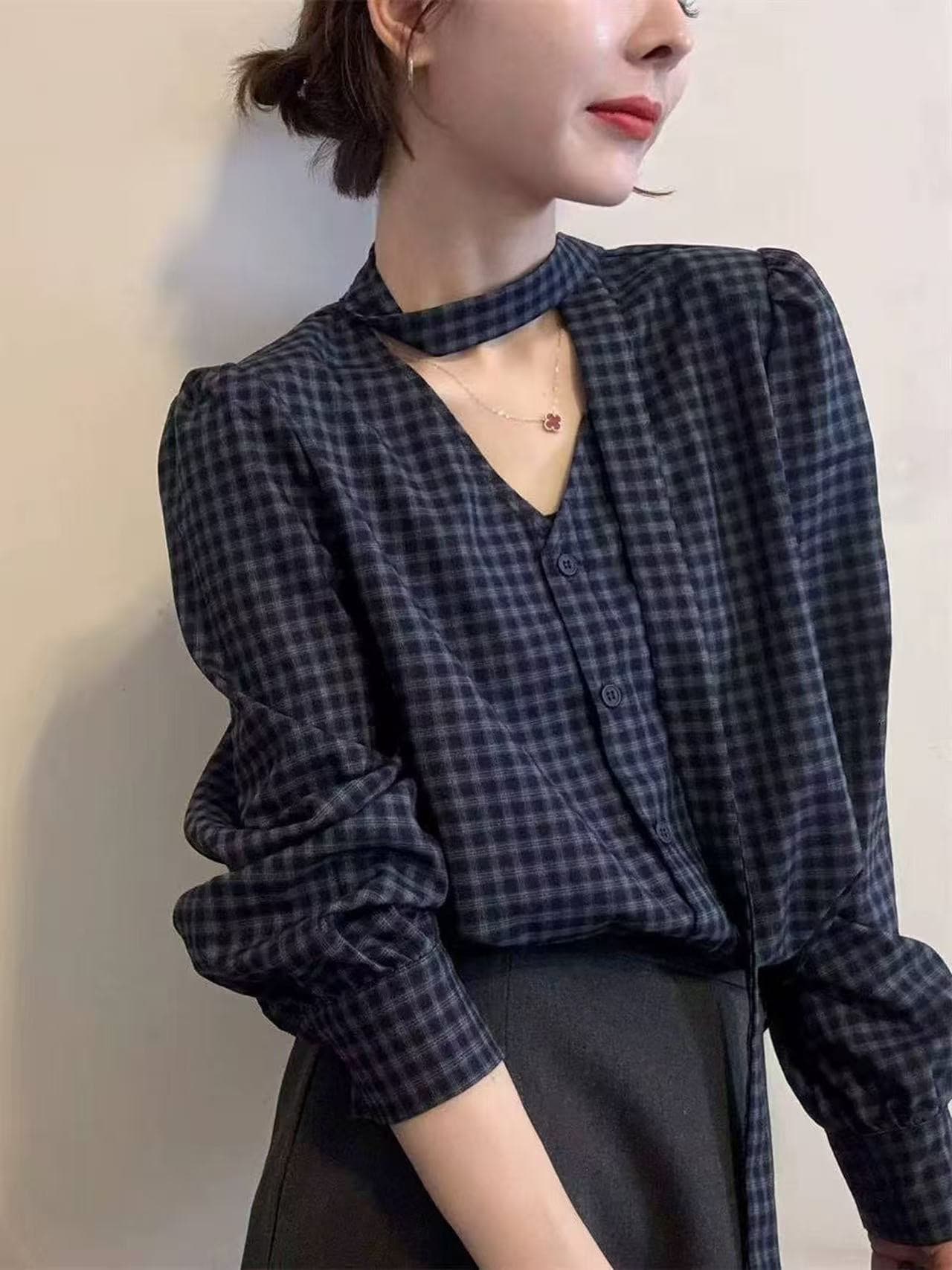 가을 의상 새로운 레트로 리본 V넥 체크무늬 여성 셔츠 유럽 역 유럽 상품 여성 의류 디자인 센스 맨위 트렌디 상세 이미지 4