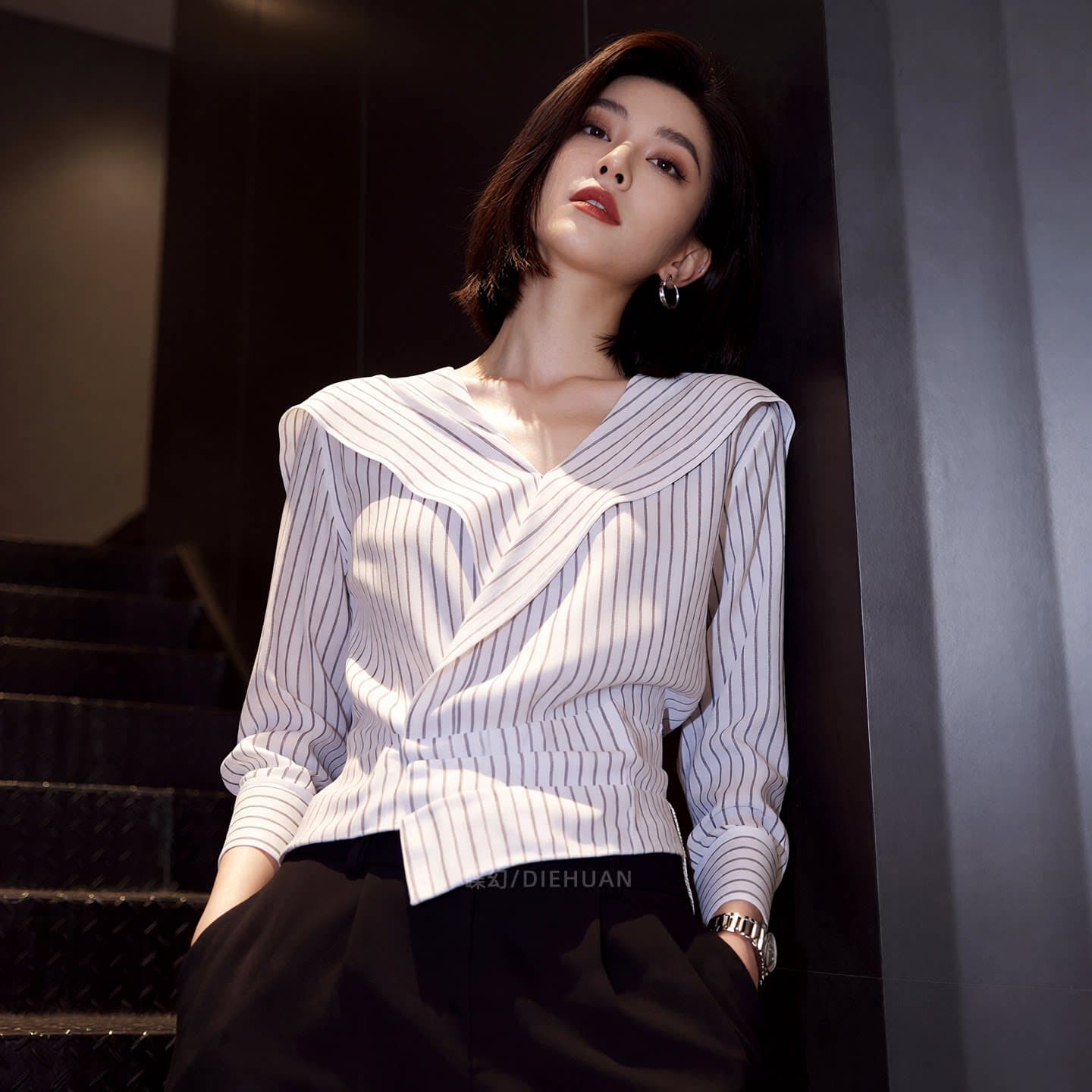 가을 의상 새로운 빛 요리 한 바람 스트라이프 긴팔 여성 셔츠 V넥 허리 수축 세련된 슬림해 보이는 빅 사이즈 인사이드 잡아라. 의류 이미지 2