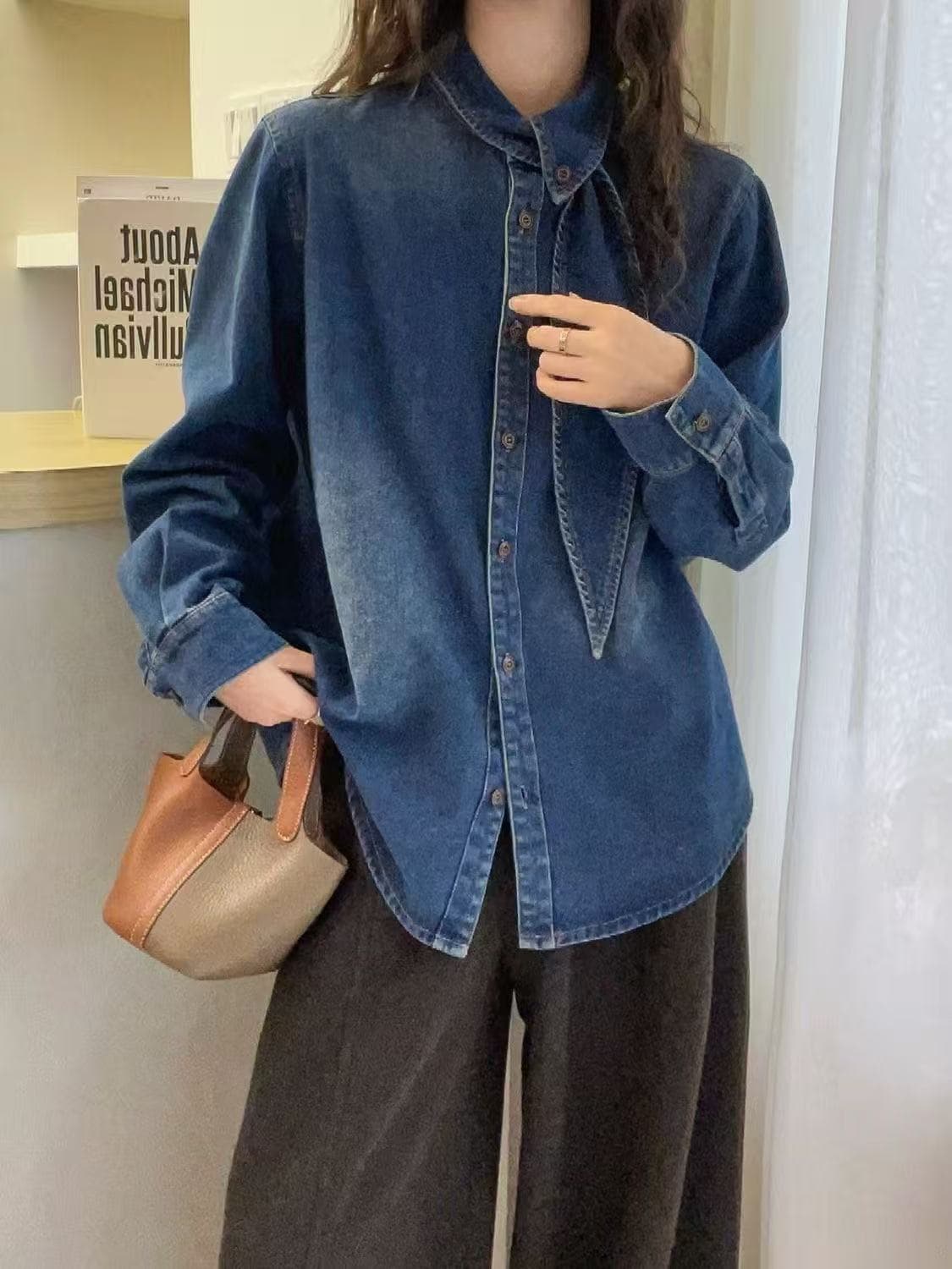 가을 의상 새로운 레트로 리본 폴로 칼라 데님 여성 셔츠 고급 센스 캐주얼 루즈핏 슬림해 보이는 다용도 재킷 맨위 상세 이미지 2