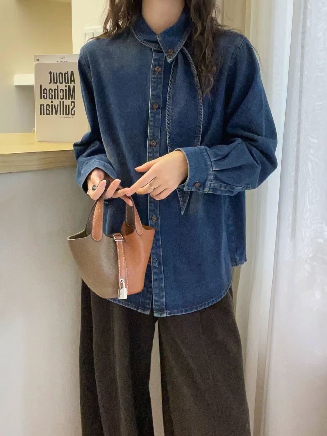 가을 의상 새로운 레트로 리본 폴로 칼라 데님 여성 셔츠 고급 센스 캐주얼 루즈핏 슬림해 보이는 다용도 재킷 맨위 상세 이미지 6