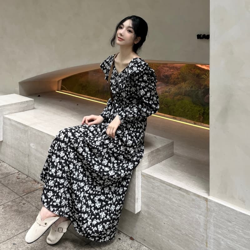 2026 가을 새로운 프랑스식 레트로 고급 센스 검정색 작은 꽃무늬 허리 수축 슬림해 보이는 V넥 드레스 롱 스커트 여성 상세 이미지 9