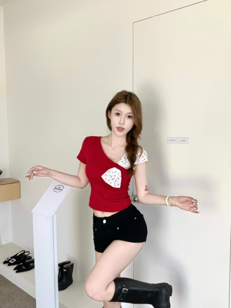 실사 감소되지 않음 화이트 도트 무늬 패치워크 비스듬한 어깨 반팔 티셔츠 여성 여름 몸매 가꾸기 오프숄더 쇼트 스타일 맨위 상세 이미지 19