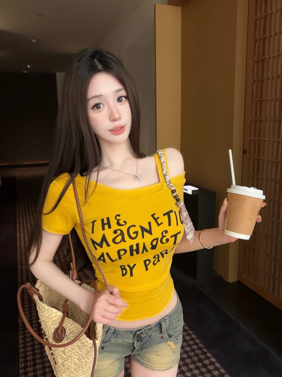 실사 감소되지 않음 핫걸 알파벳 프린트 비스듬한 어깨 페이크 레이어드 티셔츠 여성 몸매 가꾸기 다용도 반팔 맨위