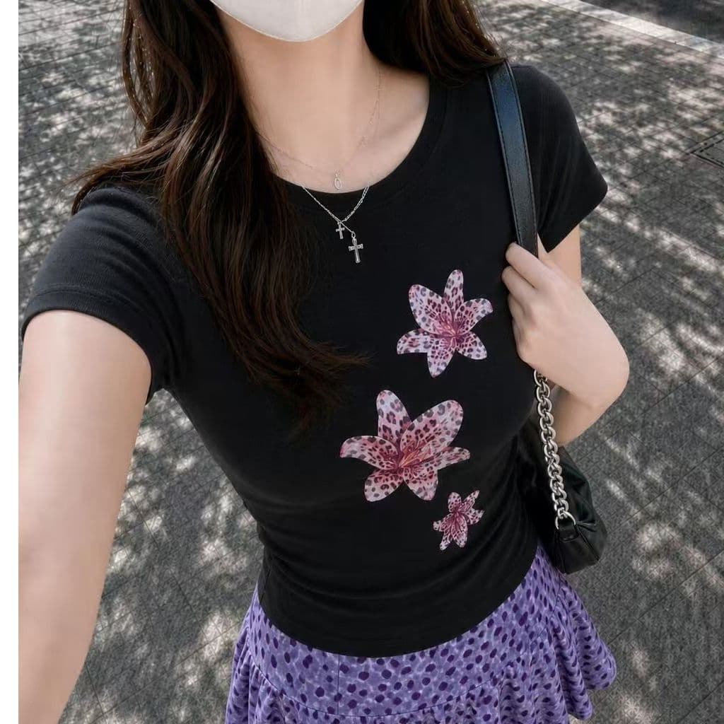 95 면 2026 년 여름 새로운 미니멀리즘 몸매 가꾸기 슬림해 보이는 반팔 티셔츠 여성 프린트 맨위 꽃무늬 프린트