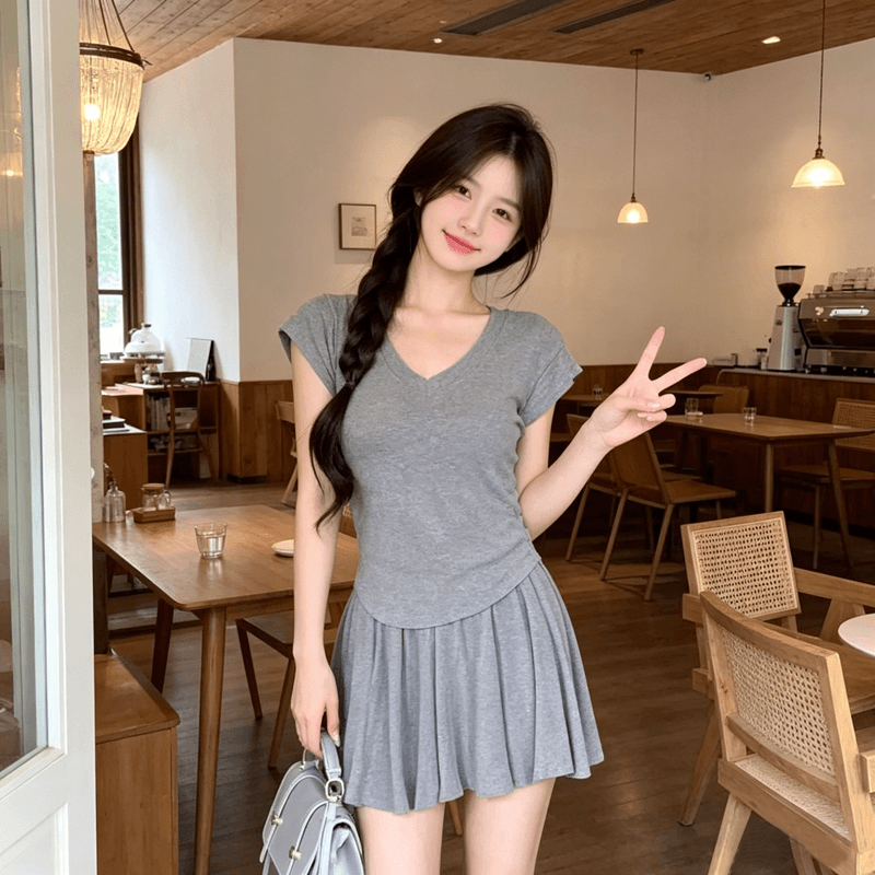 2026 여름 차가운 굴곡 가져 가라. 어린이 프랑스식 그는 벤 바람 회색 V넥 몸매 가꾸기 티셔츠 미니 스커트 두 조각 여성 세트