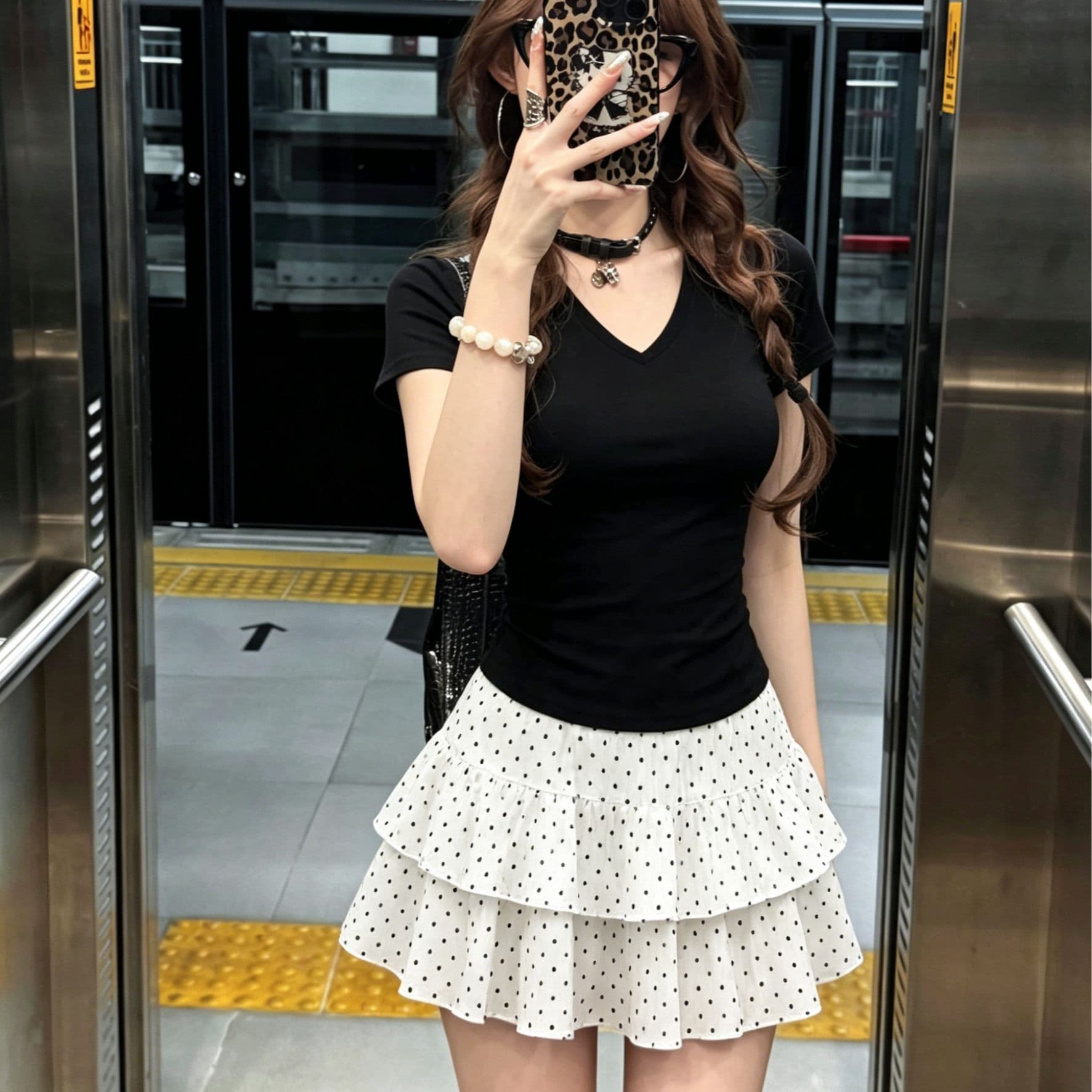 달콤한 매운맛 바람 v 칼라 몸매 가꾸기 블랙 t 셔츠 세트 여성 여름 새로운 도트 무늬 케이크 드레스 투피스 세트 이미지 3