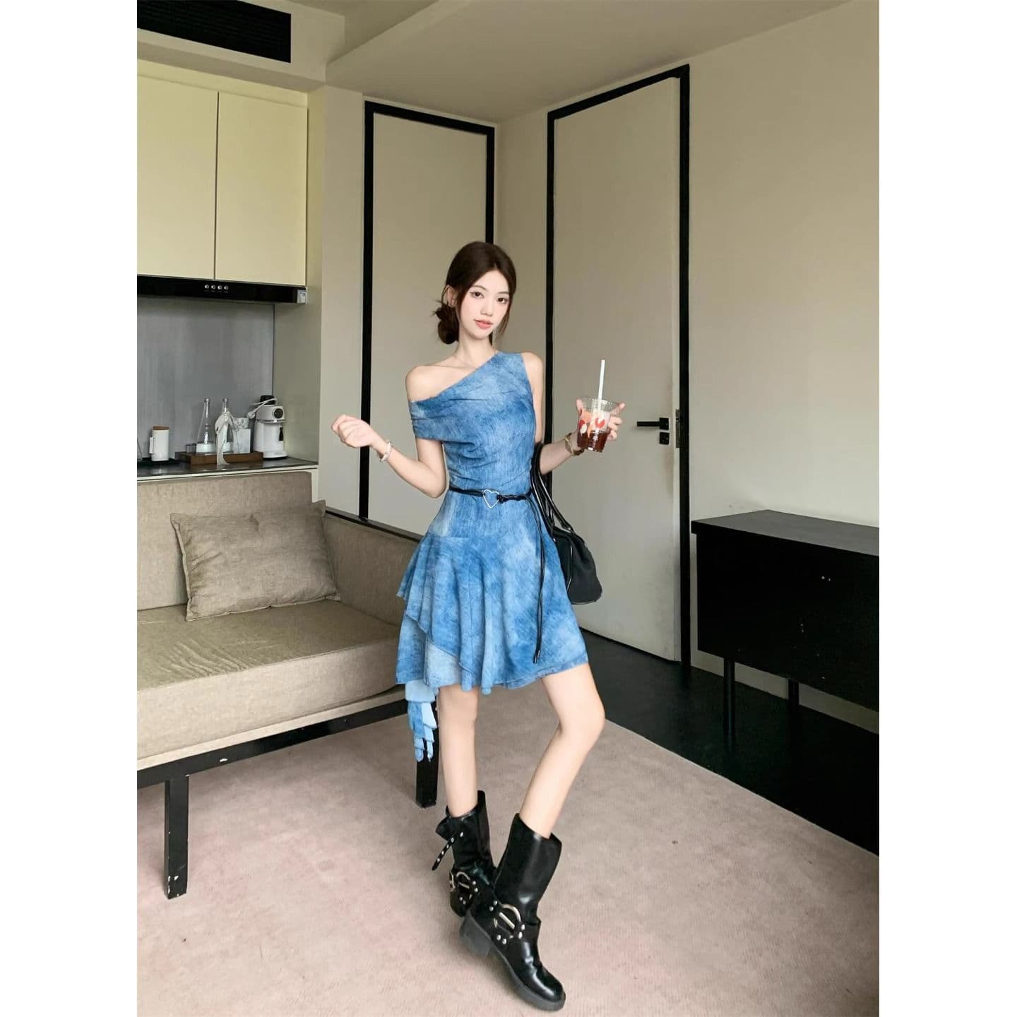 2026 여름 새로운 빛 요리 한 바람 흔들다 칼라 슬림해 보이는 불규칙 미니 스커트 행침 목 조끼 여성 드레스