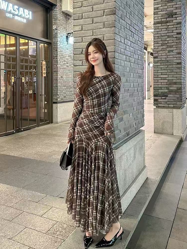 2026 새로운 가을 의상 올해 인기 폭발 아름다운 체크무늬 몸매 가꾸기 가스 질감 허리 수축 롱 스커트 긴팔 드레스 상세 이미지 2