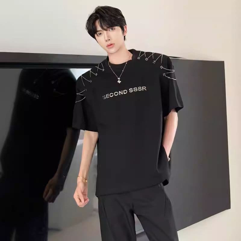 2026 새로운 무거운 여름 벨트 어깨 패드 작은 대중 금속 사슬 디자인 센스 반팔 조수 브랜드 반소매 티셔츠