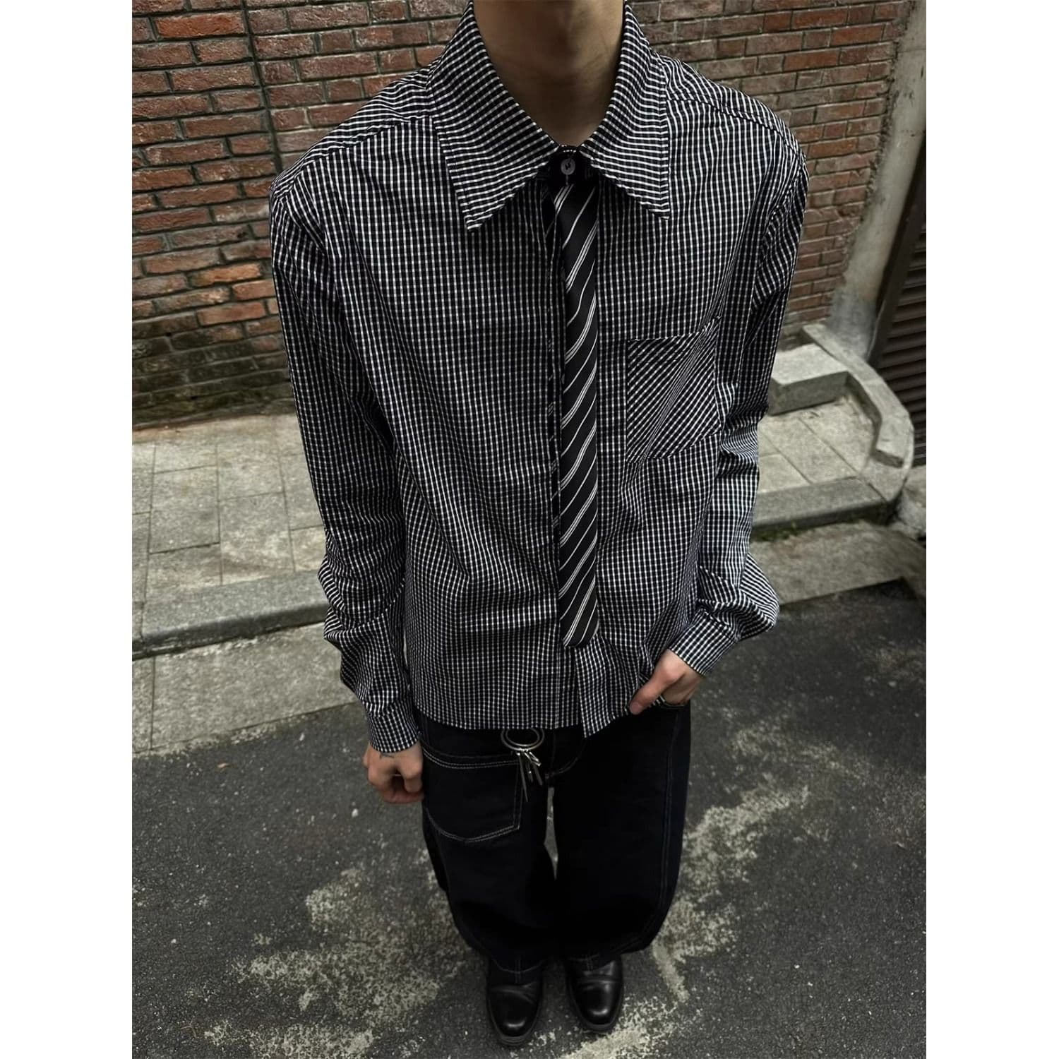 2026 봄 가을 가짜 넥타이 패치워크 디자인 체크무늬 남자 셔츠 루즈핏 레이어링 작은 대중 체크무늬 남자 긴팔 셔츠 이미지 3