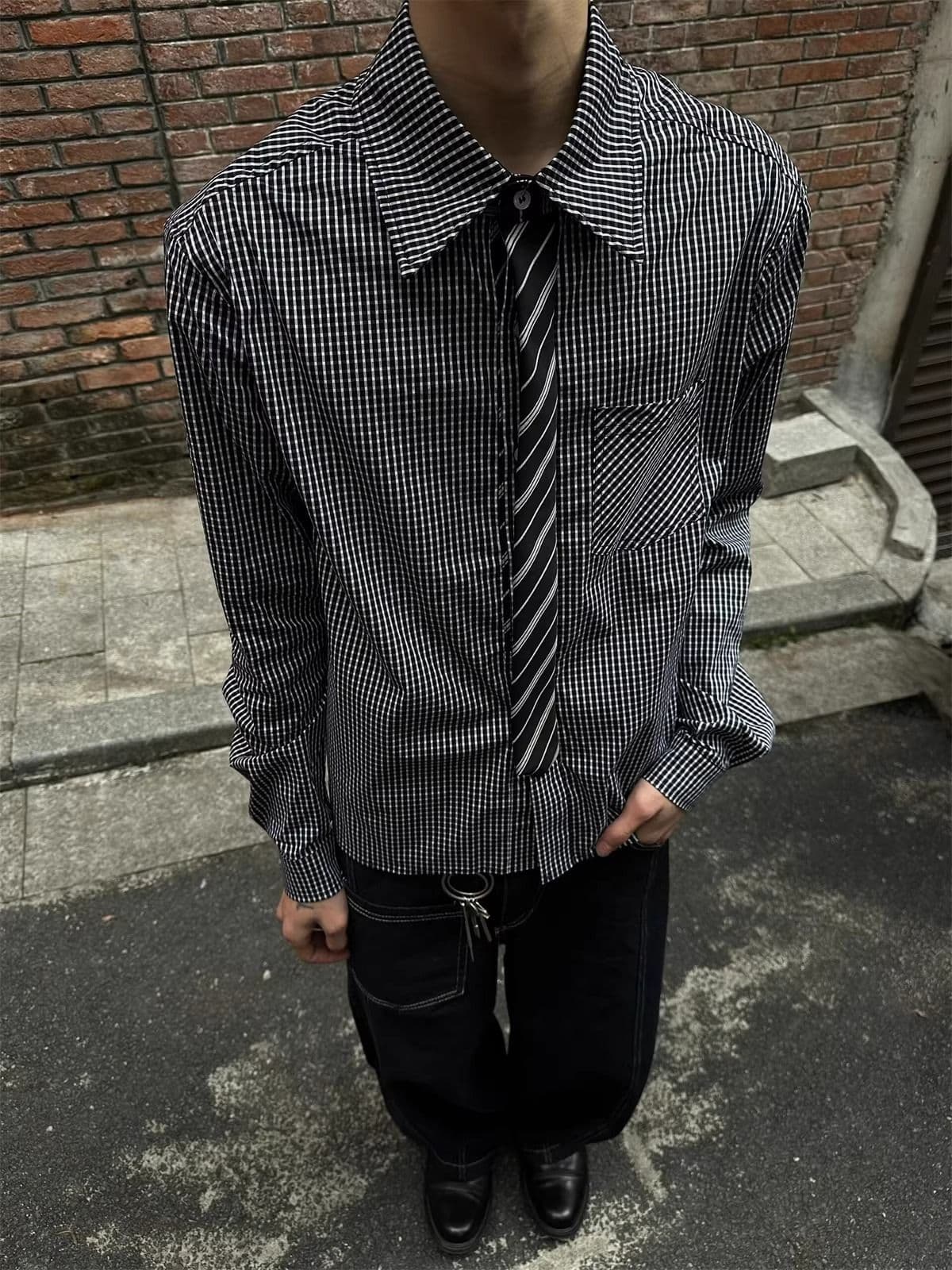 2026 봄 가을 가짜 넥타이 패치워크 디자인 체크무늬 남자 셔츠 루즈핏 레이어링 작은 대중 체크무늬 남자 긴팔 셔츠 상세 이미지 2