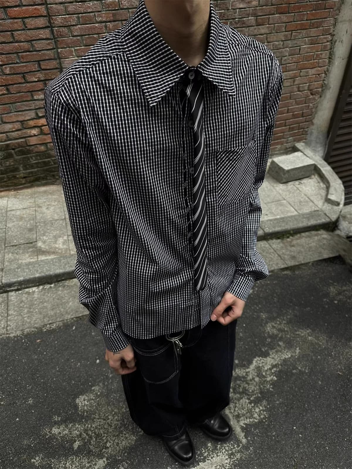 2026 봄 가을 가짜 넥타이 패치워크 디자인 체크무늬 남자 셔츠 루즈핏 레이어링 작은 대중 체크무늬 남자 긴팔 셔츠 상세 이미지 13