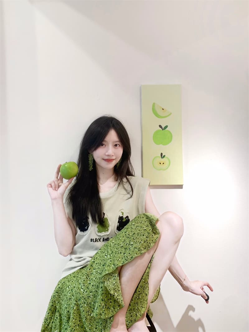 실사 한 부서 느긋한 장난기 넘치는 애플 슬림해 보이는 반팔 티셔츠 달콤함 꽃무늬 디스플레이 화이트 밝은 녹색 반신 미니 스커트 상세 이미지 3