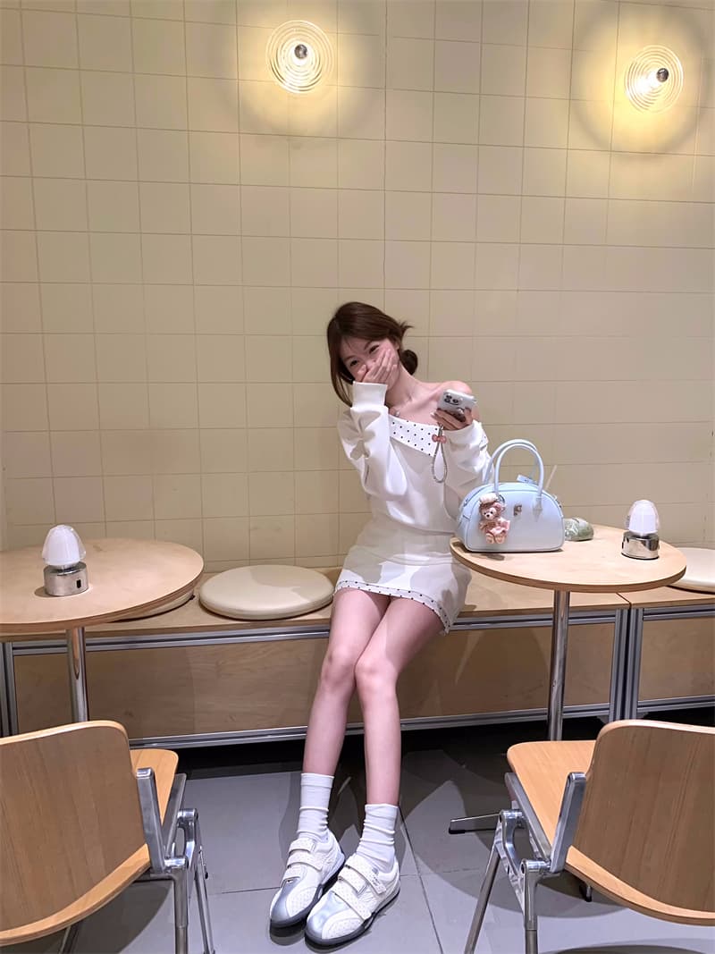 실사 비스듬한 어깨 도트 무늬 패치워크 디자인 센스 몸매 가꾸기 슬림해 보이는 한 첨부 된 의류 티셔츠 패치워크 도트 무늬 반신 스커트 이미지 3