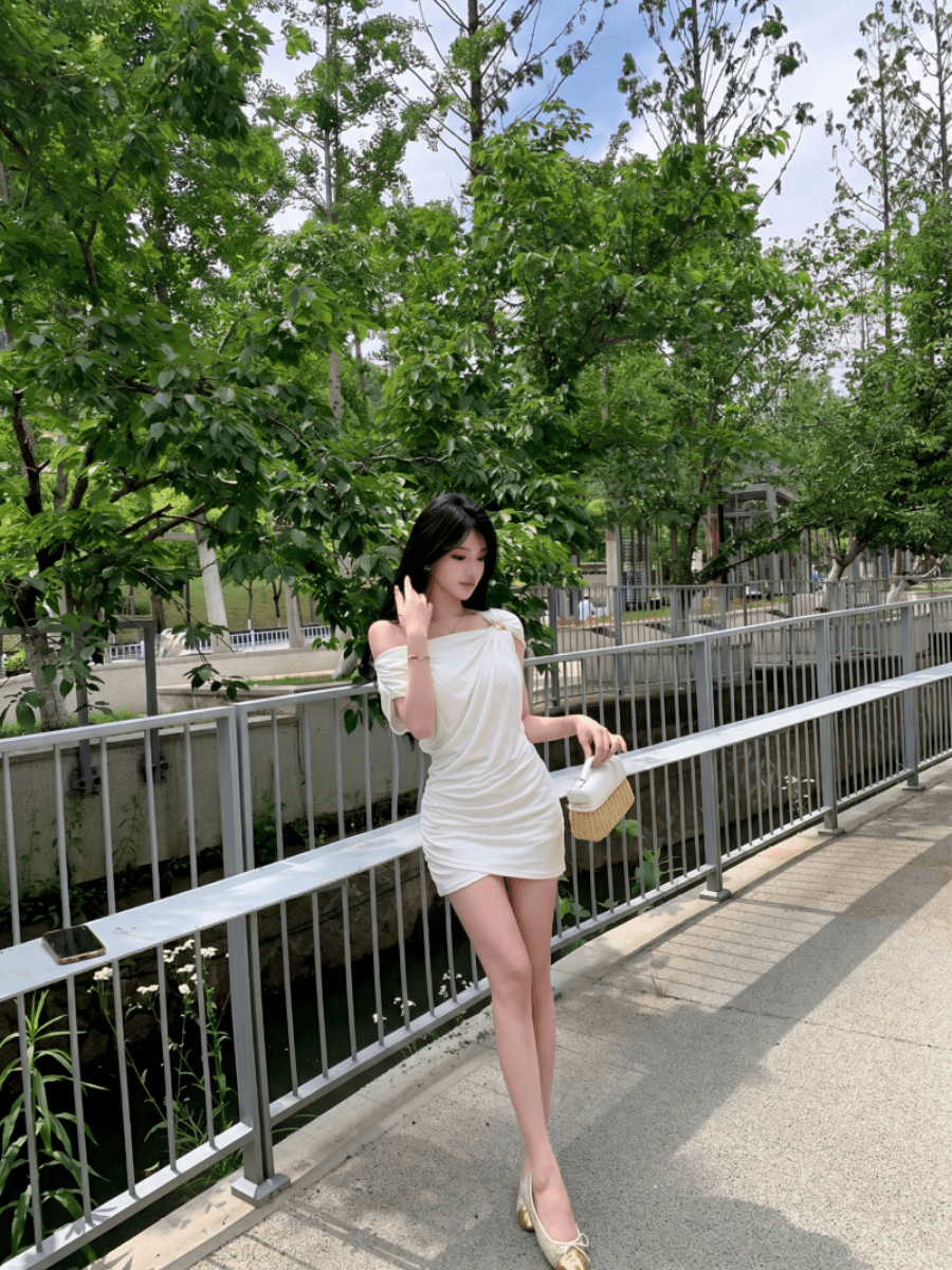 정가 실사 여름 새로운 디자인 센스 금속 버클 비스듬한 어깨 의류 여성용 짧은 소매 루즈핏 슬림해 보이는 오프숄더 티셔츠 상세 이미지 3