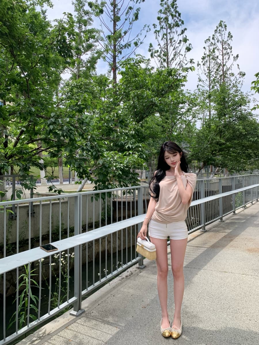 정가 실사 여름 새로운 디자인 센스 금속 버클 비스듬한 어깨 의류 여성용 짧은 소매 루즈핏 슬림해 보이는 오프숄더 티셔츠 상세 이미지 11