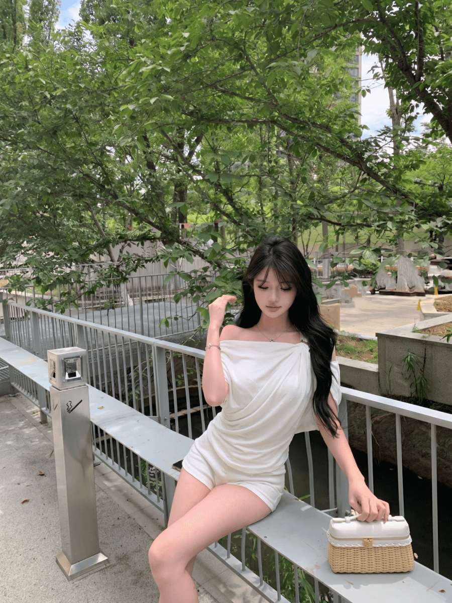 정가 실사 여름 새로운 디자인 센스 금속 버클 비스듬한 어깨 의류 여성용 짧은 소매 루즈핏 슬림해 보이는 오프숄더 티셔츠 상세 이미지 1
