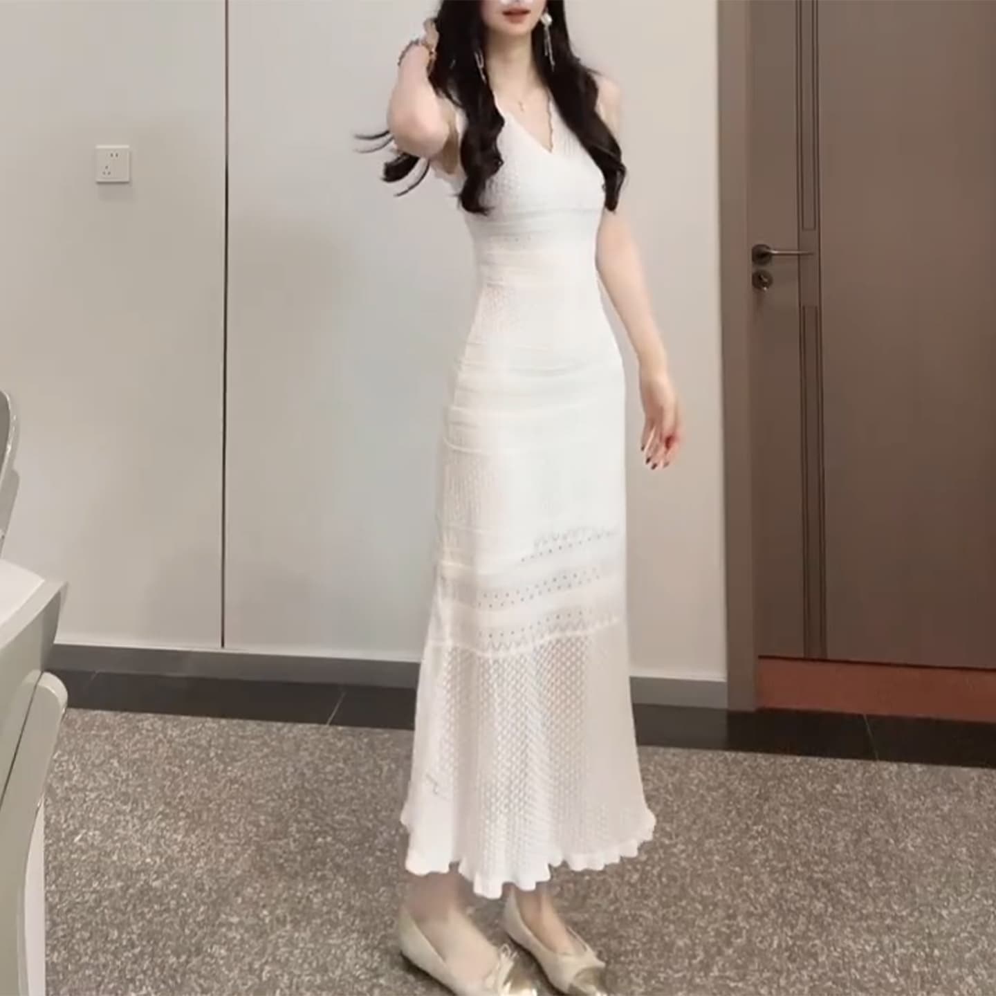 프랑스식 V넥 홀로우 아웃 니트 여성 드레스 2026 새로운 여름 품격 고급 센스 민소매 몸매 가꾸기 슬림해 보이는 롱 스커트 이미지 3