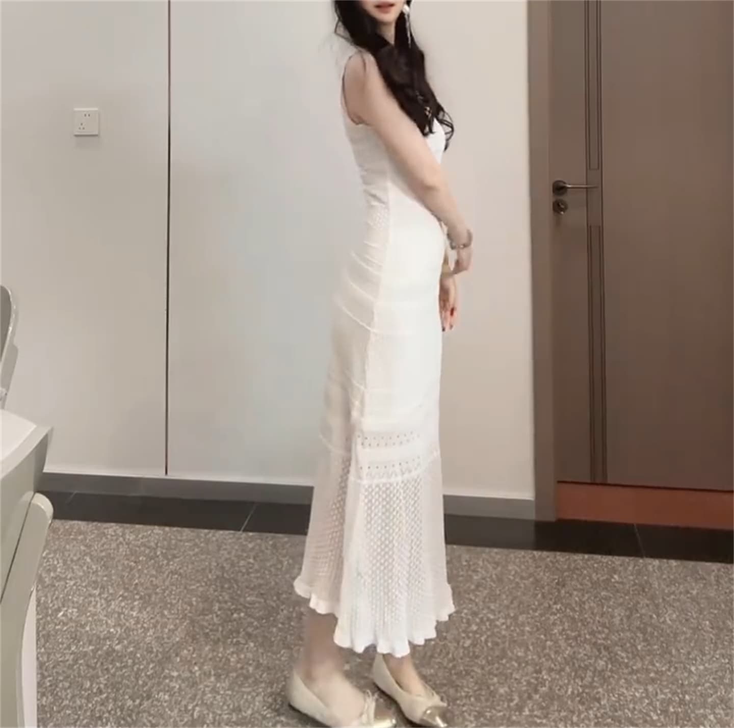 프랑스식 V넥 홀로우 아웃 니트 여성 드레스 2026 새로운 여름 품격 고급 센스 민소매 몸매 가꾸기 슬림해 보이는 롱 스커트 상세 이미지 8