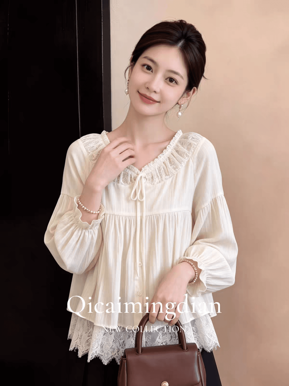 2026 가을 새로운 부드러운 슬림해 보이는 쌀 화이트 레이스 V넥 레이스업 벌룬 소매 루즈핏 밑단 레이스 인형 셔츠 상세 이미지 3