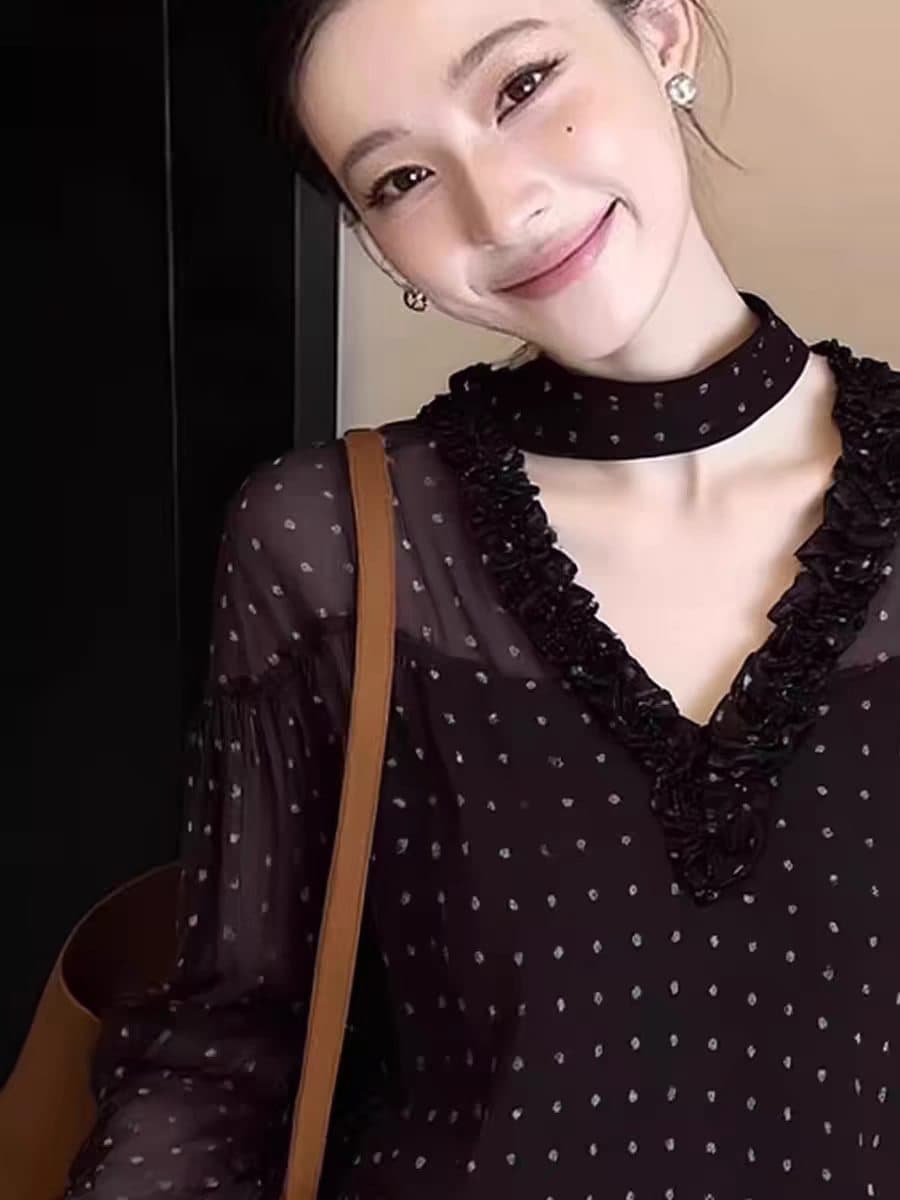 슈퍼 잘 생긴 도트 무늬 V넥 행침 목 검정색 셔츠 2026 봄 빛 요리 한 맨위 디자인 센스 작은 대중 기본 셔츠 여성 상세 이미지 3