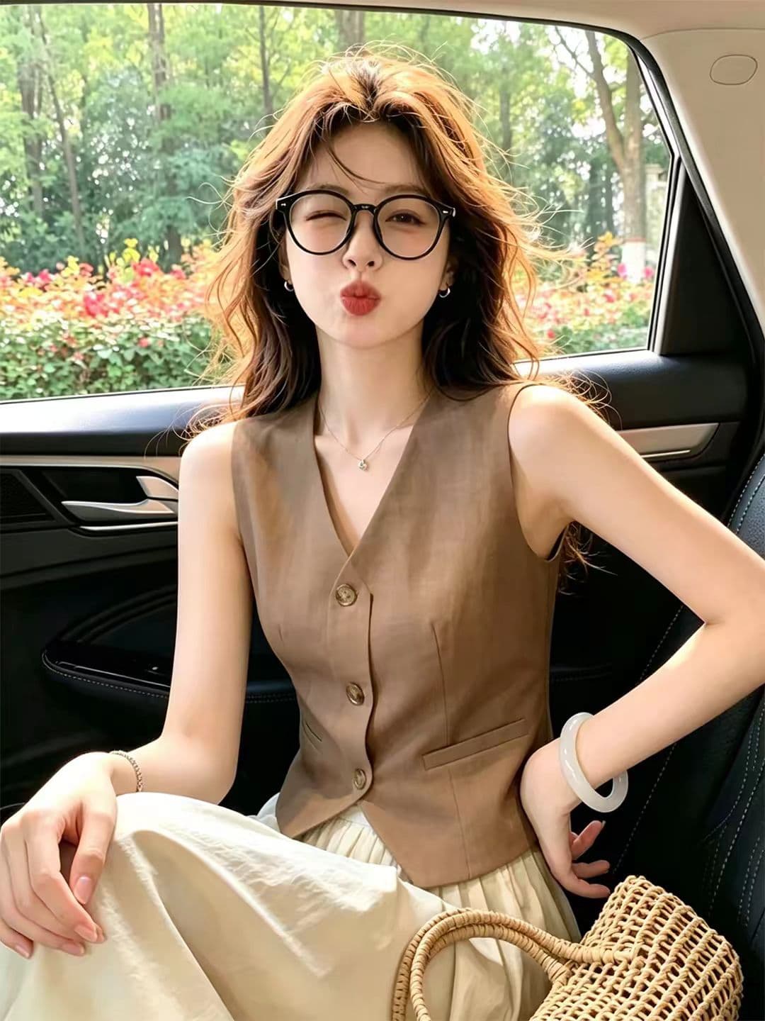 2026 여름 새로운 다용도 V넥 민소매 베스트 여성 의류 싱글 줄 버튼 허리 수축 조끼 출퇴근 착용 가져 가라. 카키 색 이미지 4