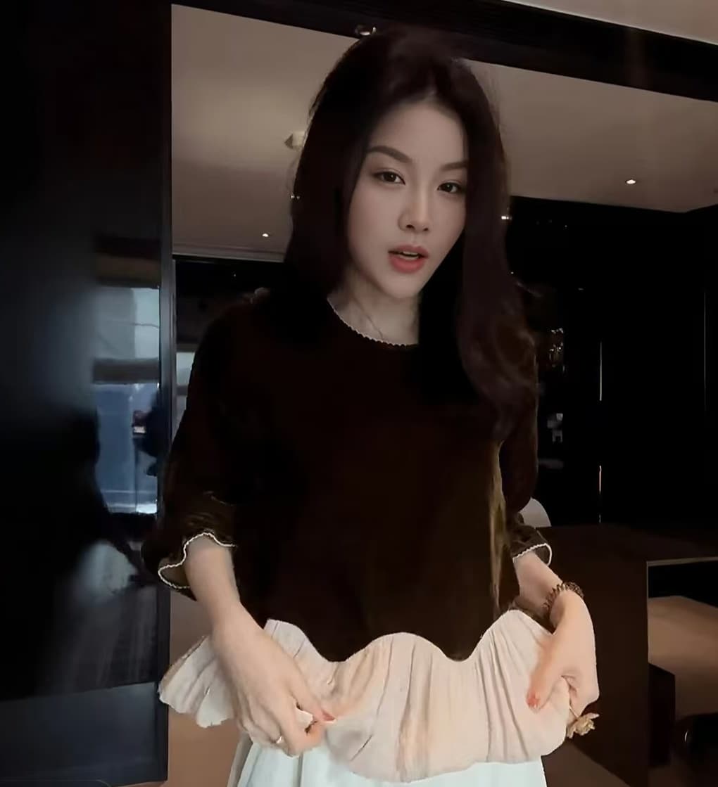 패션 연령 감소 품격 고유 한 긴팔 티셔츠 여성 가을 2026 새로운 다용도 외국 가스 고급 센스 벨벳 맨위 이미지 2