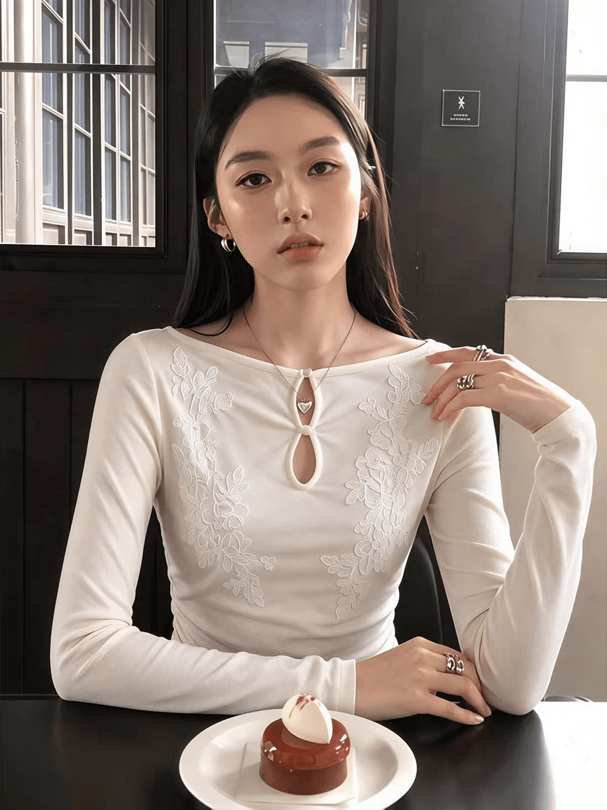 프랑스식 고유 한 홀로우 아웃 자수 긴팔 티셔츠 여성 화이트 기본 셔츠 이른 가을 허리 수축 인사이드 가져 가라. 외출용 품격 맨위 상세 이미지 1