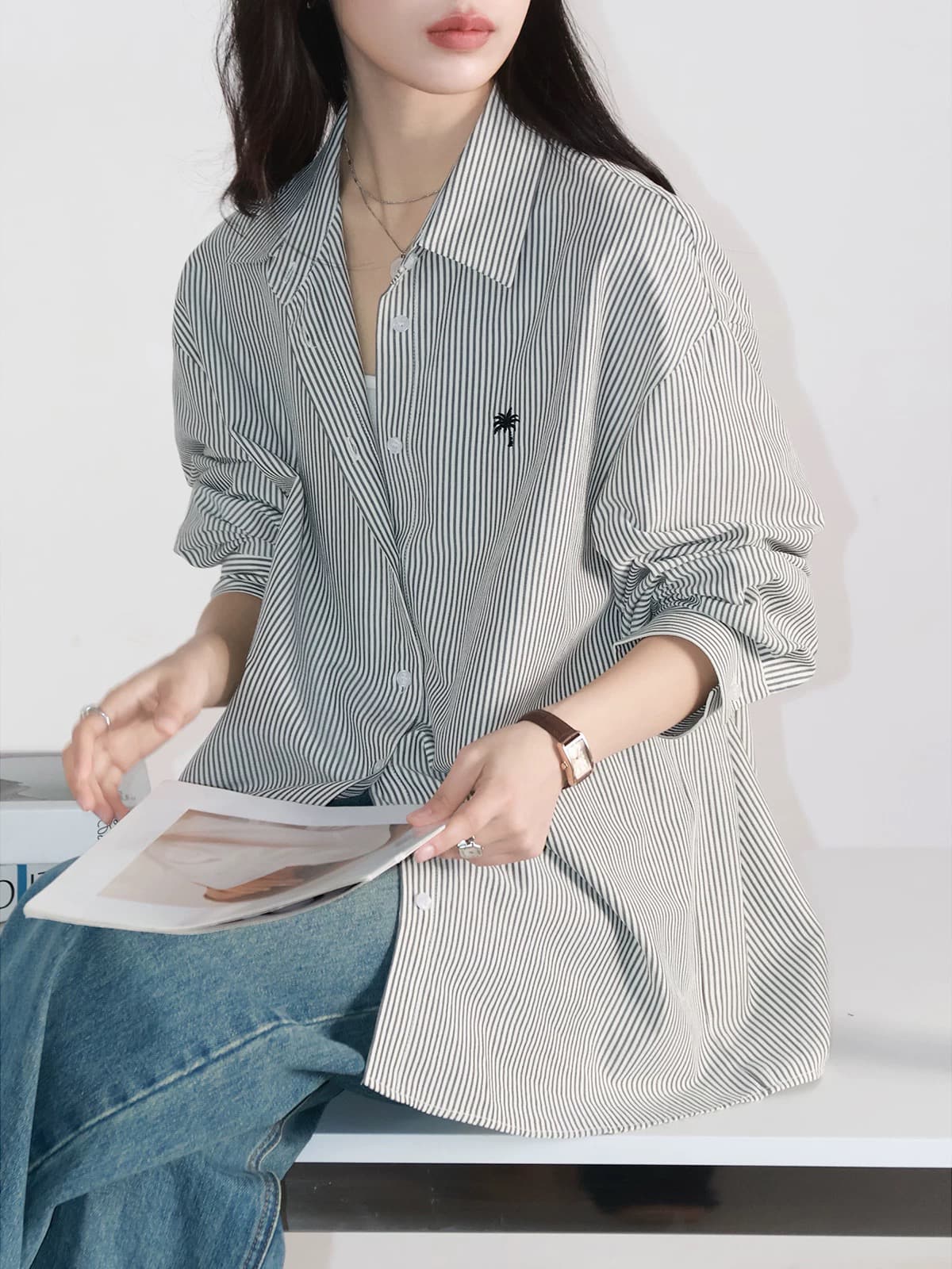 봄 새로운 폴로 칼라 배색 스트라이프 셔츠 스택 착용 마이크로 주름 질감 센스 자수 긴팔 셔츠 여성 이미지 2