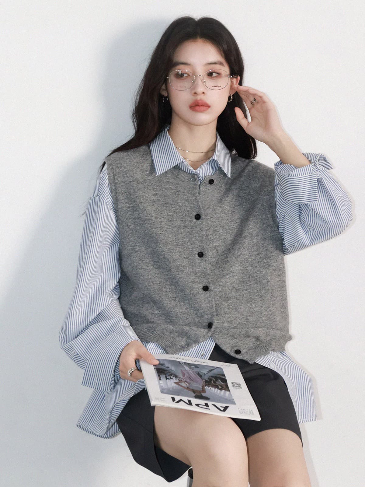 봄 새로운 폴로 칼라 배색 스트라이프 셔츠 스택 착용 마이크로 주름 질감 센스 자수 긴팔 셔츠 여성 상세 이미지 3