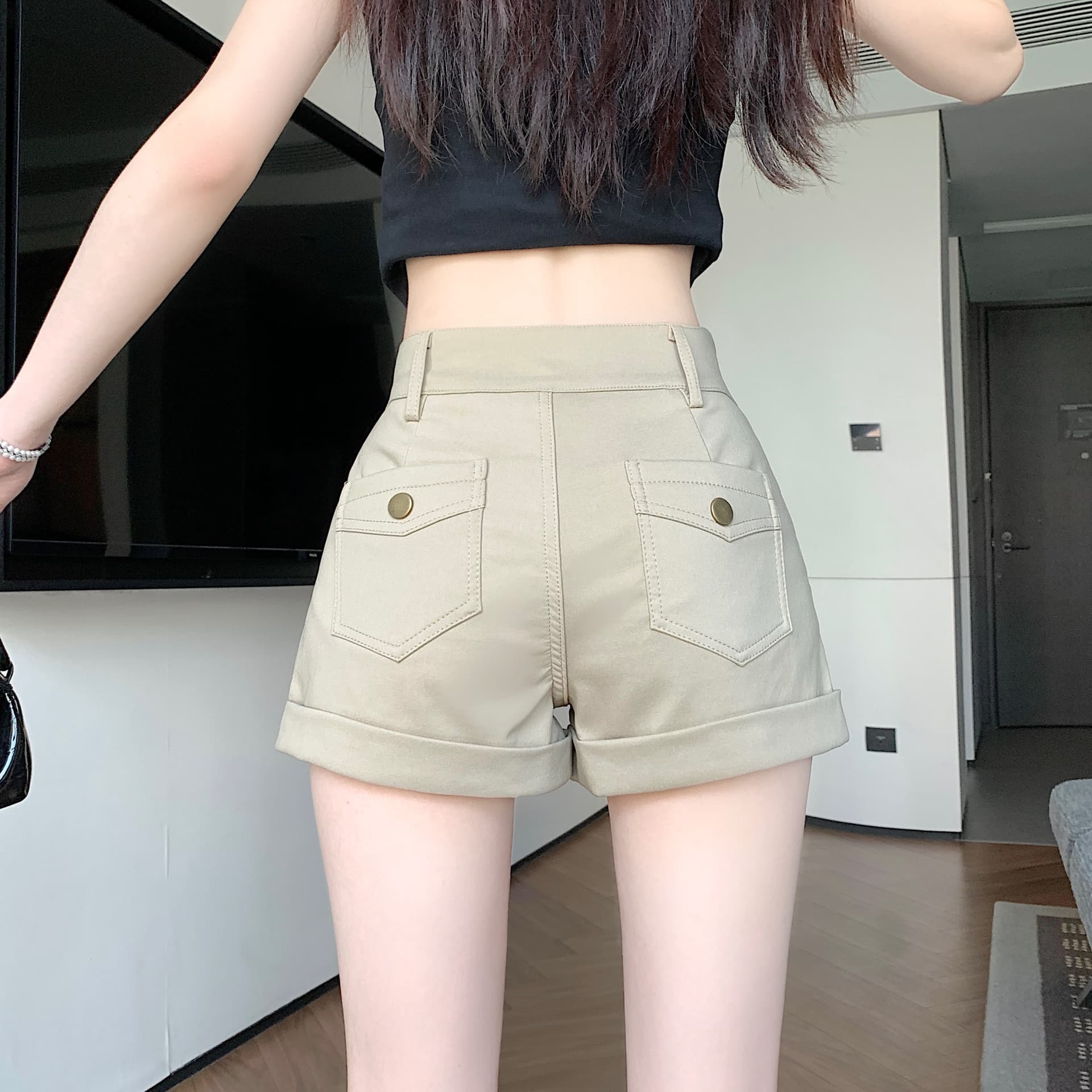 실사 아메리칸 레트로 카키 색 코튼 롤 측면 반바지 2026 여름 새로운 한 마디 핫걸 디스플레이 다리 길이 핫 바지 여성 이미지 4