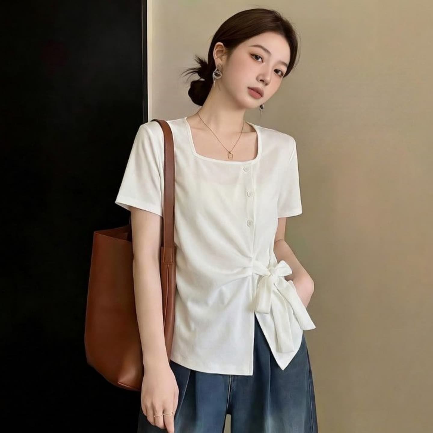 빅 사이즈 여성 의류 디자인 센스 광장 칼라 긍정적 인 어깨 반팔 티셔츠 여성 2026 여름 새로운 스트랩 허리 수축 불규칙 맨위 이미지 4