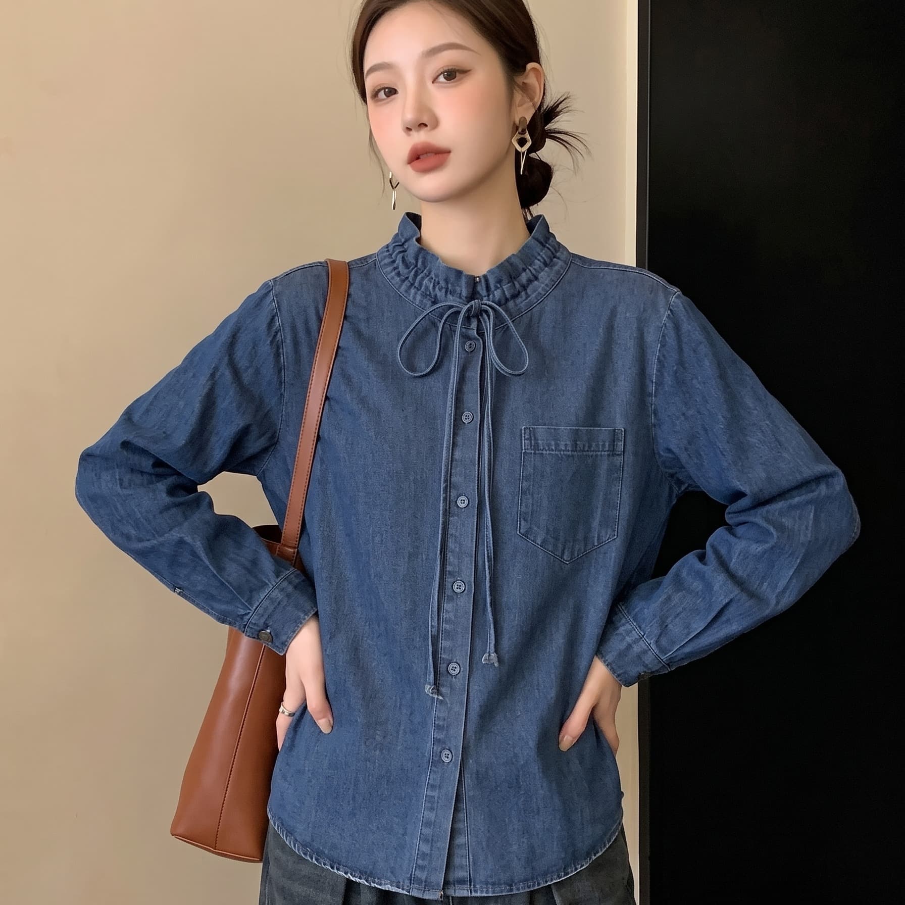 실사 빅 사이즈 이른 가을 새로운 스탠드 칼라 레이스업 데님 여성 셔츠 디자인 센스 루즈핏 슬림해 보이는 다용도 품격 셔츠 이미지 3