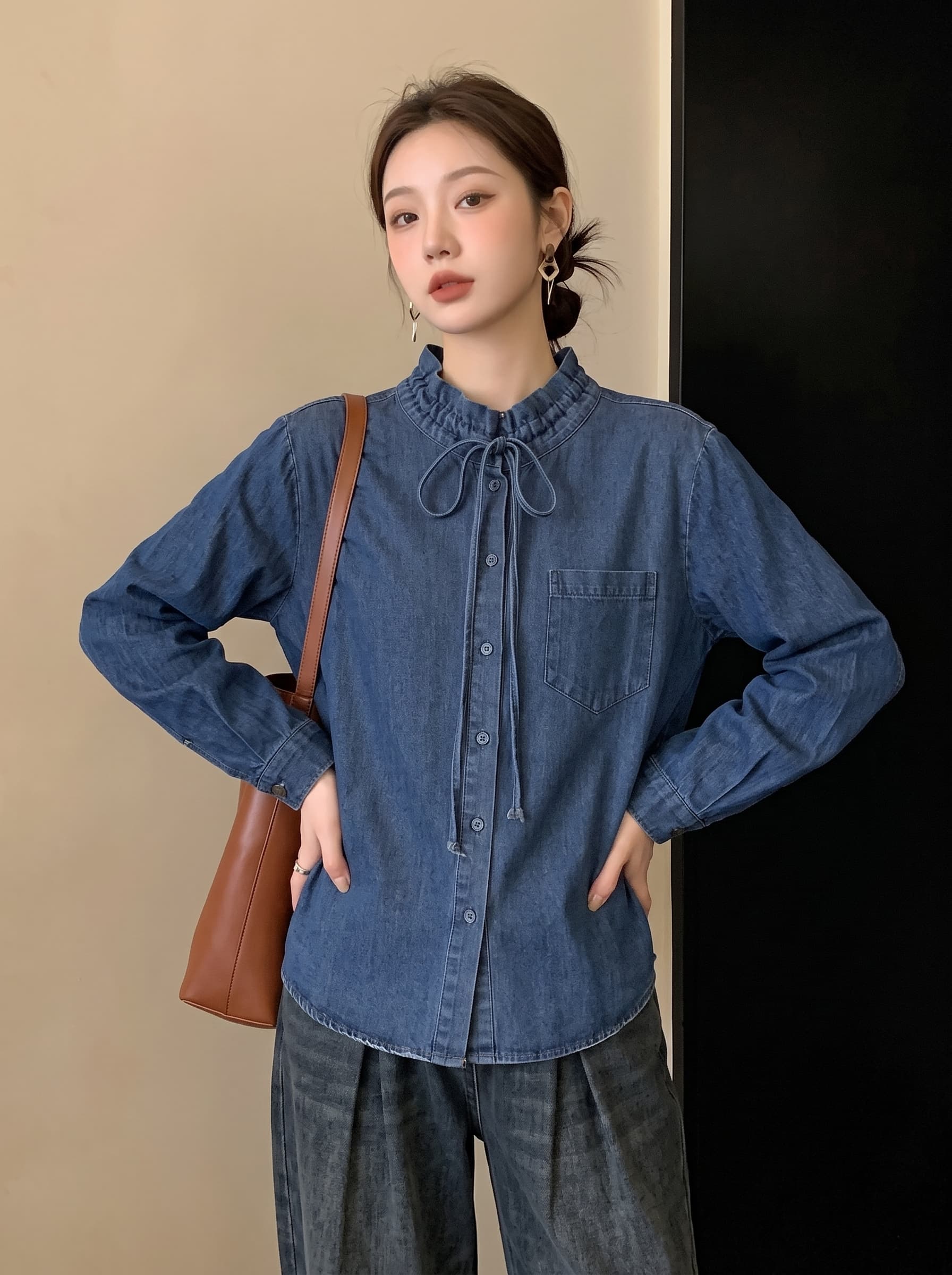 실사 빅 사이즈 이른 가을 새로운 스탠드 칼라 레이스업 데님 여성 셔츠 디자인 센스 루즈핏 슬림해 보이는 다용도 품격 셔츠 상세 이미지 6