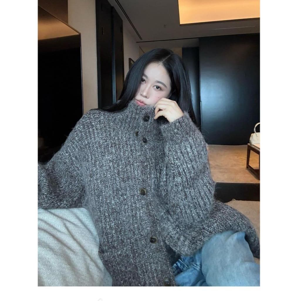 빅 사이즈 여성 의류 느긋한 바람 느슨함 센스 스탠드 칼라 스웨터 2026 가을 겨울 새로운 연령 감소 슬림해 보이는 카디건 코트 이미지 2