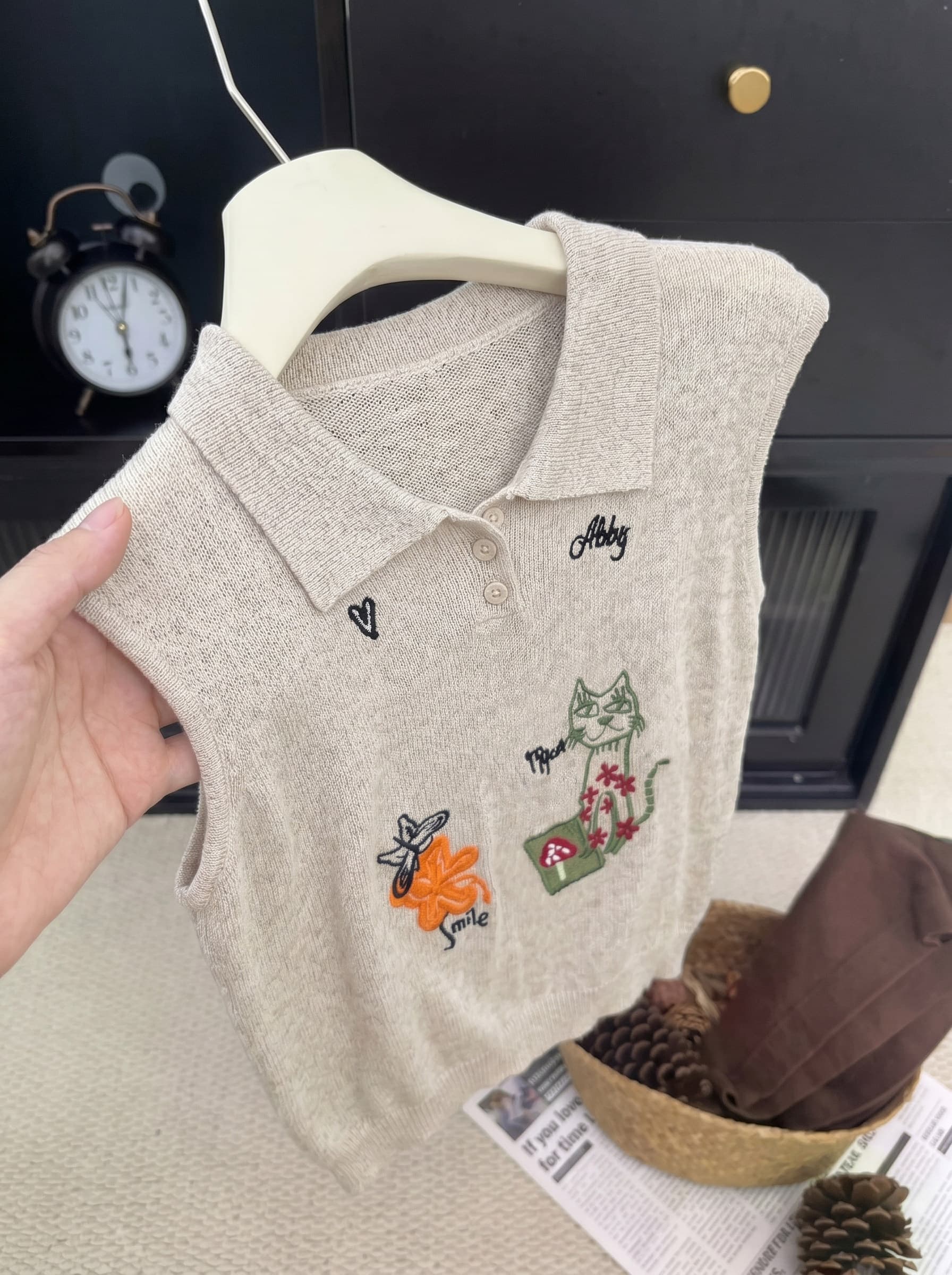 한국 스타일 고양이 꽃 자수 폴로 칼라 민소매 니트 조끼 여성 2026 여름 루즈핏 다용도 POLO 셔츠 맨위 상세 이미지 4