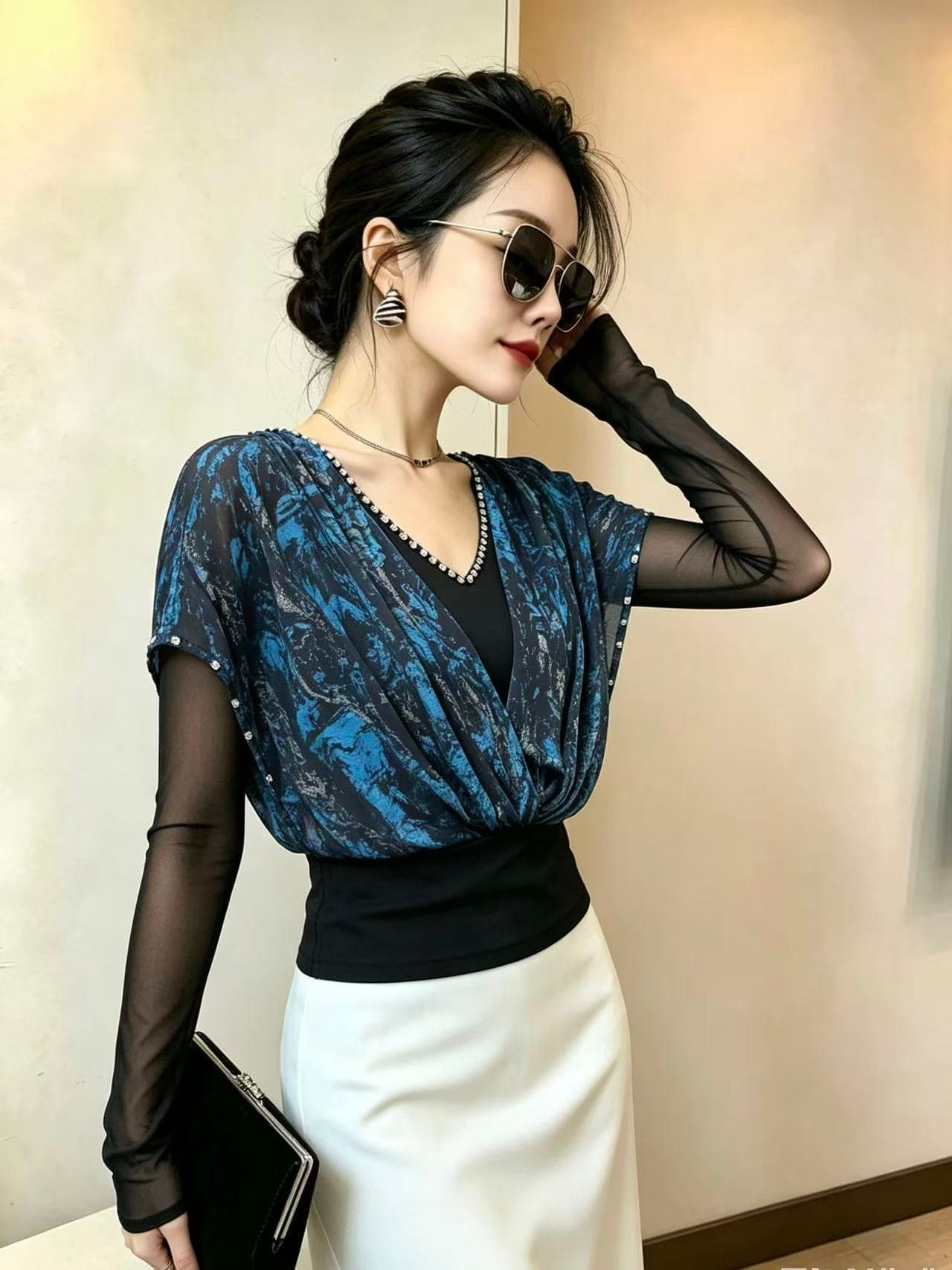 2026 가을 새로운 패션 무거운 작업 다이아몬드 세팅 V넥 날다 소매 페이크 레이어드 작은 셔츠 품격 다용도 긴팔 티셔츠 여성 상세 이미지 12