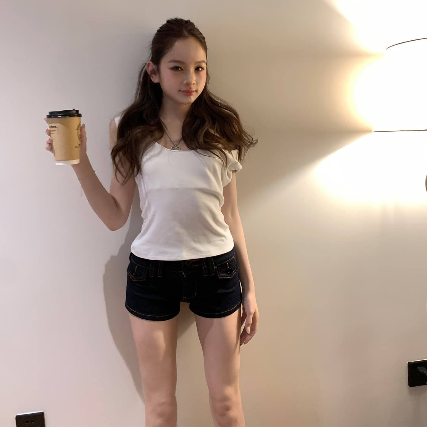 한국 싱글 노스탤지어 소녀 분위기 센스 명중 천 무거운 작업 패치워크 디자인 한 여성 색상 쇼트 스타일 데님 핫 바지
