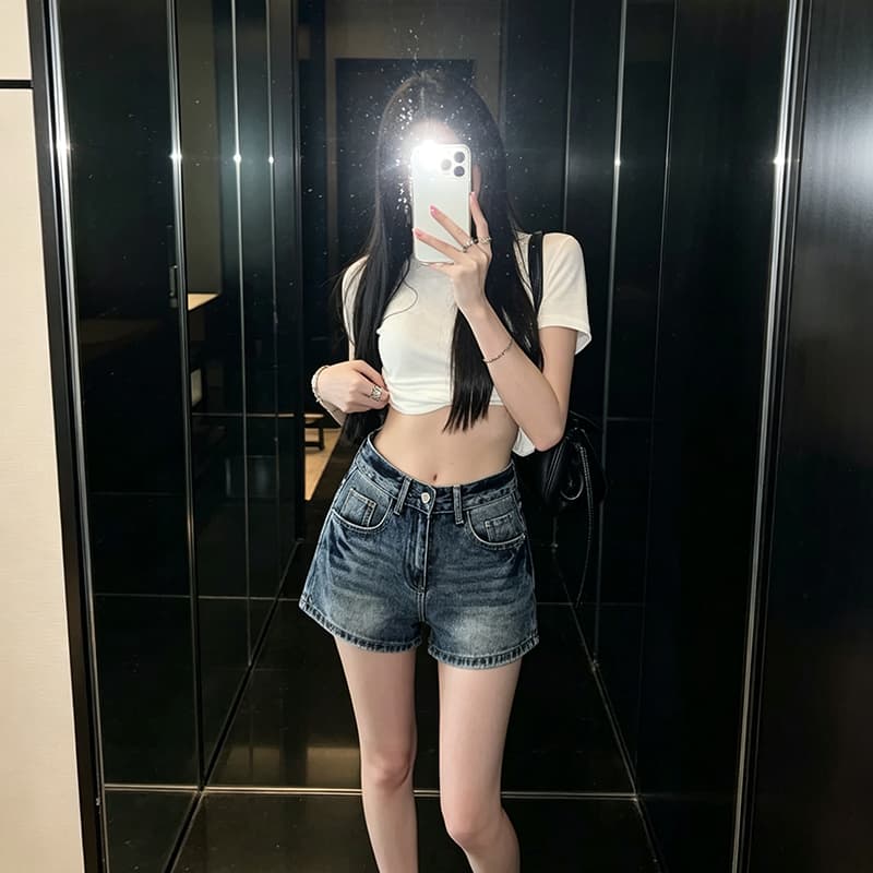 흔들어서 톤 생방송 폭발 맞춤 자수 표준 스트레이트 레트로 블루 데님 반바지 여성 2026 새로운 슬림해 보이는 핫걸 핫 바지 이미지 2