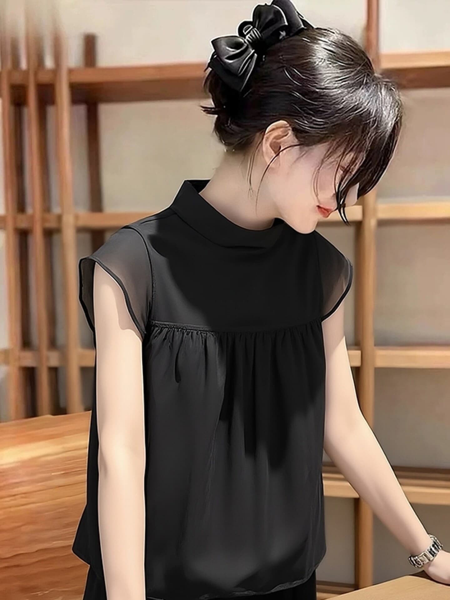 프랑스식 빛 요리 한 바람 검정색 스탠드 칼라 반팔 여성 셔츠 2026 새로운 루즈핏 슬림해 보이는 고급 센스 출퇴근 맨위 여름 상세 이미지 4