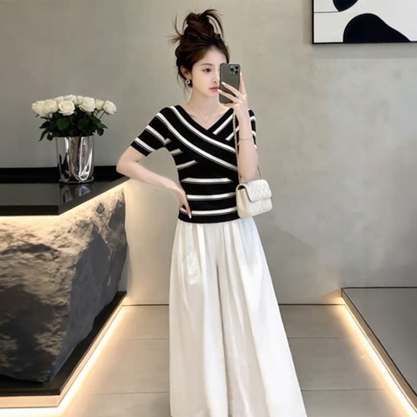 초여름 디자인 센스 Chic 배색 스트라이프 V넥 반팔 티셔츠 여성 세련된 외국 가스 몸매 가꾸기 슬림해 보이는 연령 감소 맨위 트렌디 이미지 4