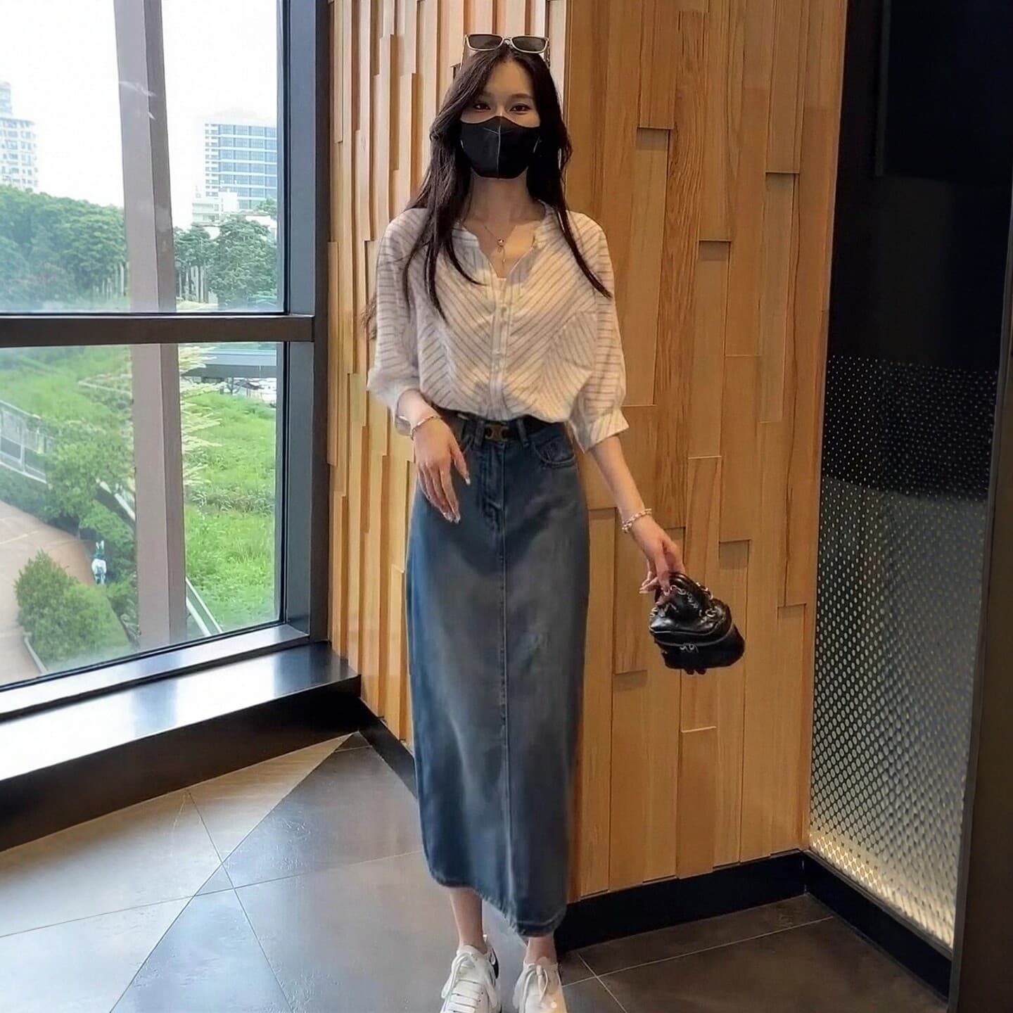 2026 여름 새로운 전체 집합 착용 가져 가라. 세트 한 부서 미니멀리즘 스트라이프 셔츠 데님 반신 스커트 두 조각 여성 세트 이미지 3