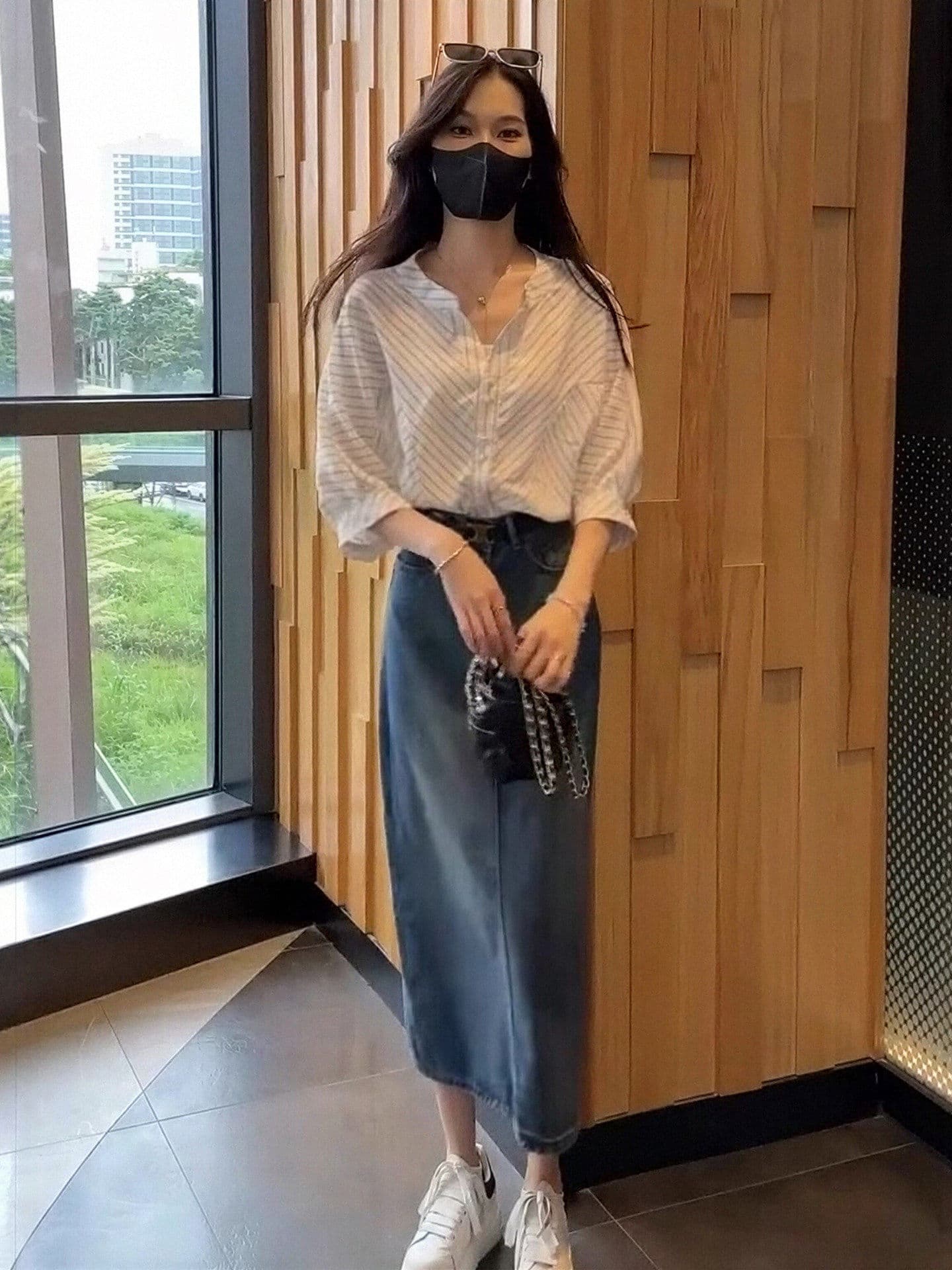 2026 여름 새로운 전체 집합 착용 가져 가라. 세트 한 부서 미니멀리즘 스트라이프 셔츠 데님 반신 스커트 두 조각 여성 세트 상세 이미지 10