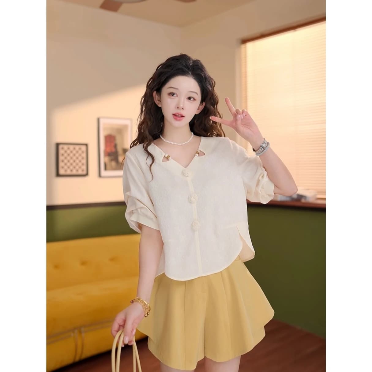 디자인 섹션 불규칙 밑단 V넥 반팔 셔츠 상세 이미지 2